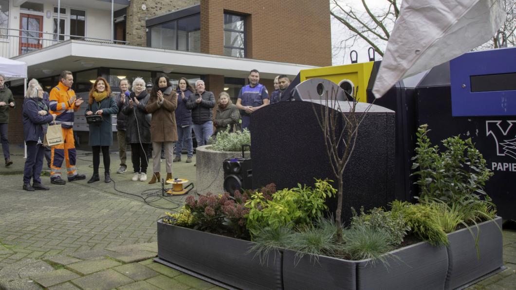 06-02-2020 wethouder Chakor onthult een containertuintje in Vinkhuizen.jpg