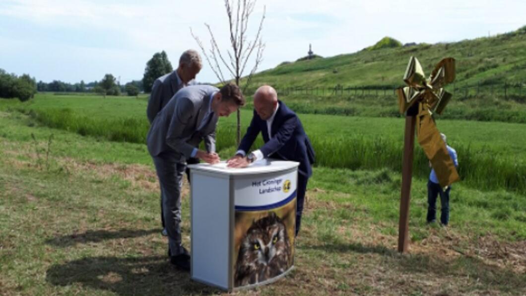Mattias Gijsbertsen tekent de overdrachtspapieren Overdracht Hunzezone.jpg