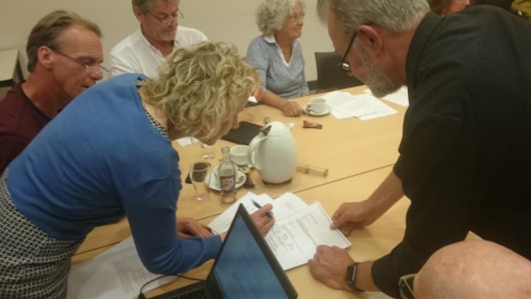 foto: Brigitte Meibos en Sipke Havinga ondertekenen het fusiebesluit groenlinks haren.jpg