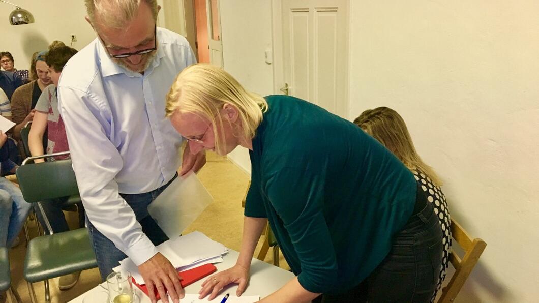 Voorzitter Afke Bodewits ondertekent het fusieakkoord ondertekening fusieakkoord.jpg