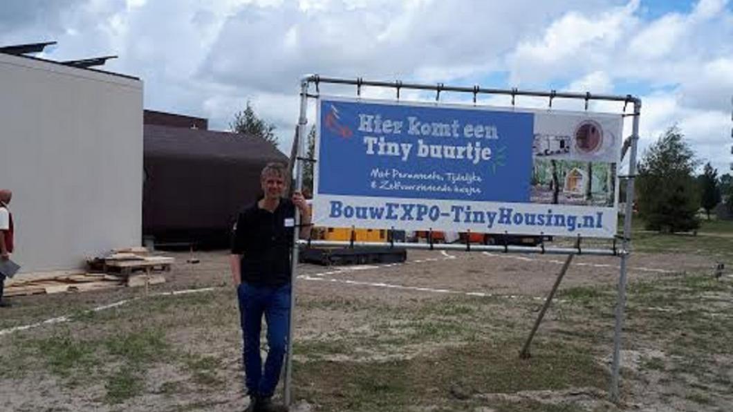 Martijn van der Glas bezoekt Tiny buurtje tiny houses.jpg