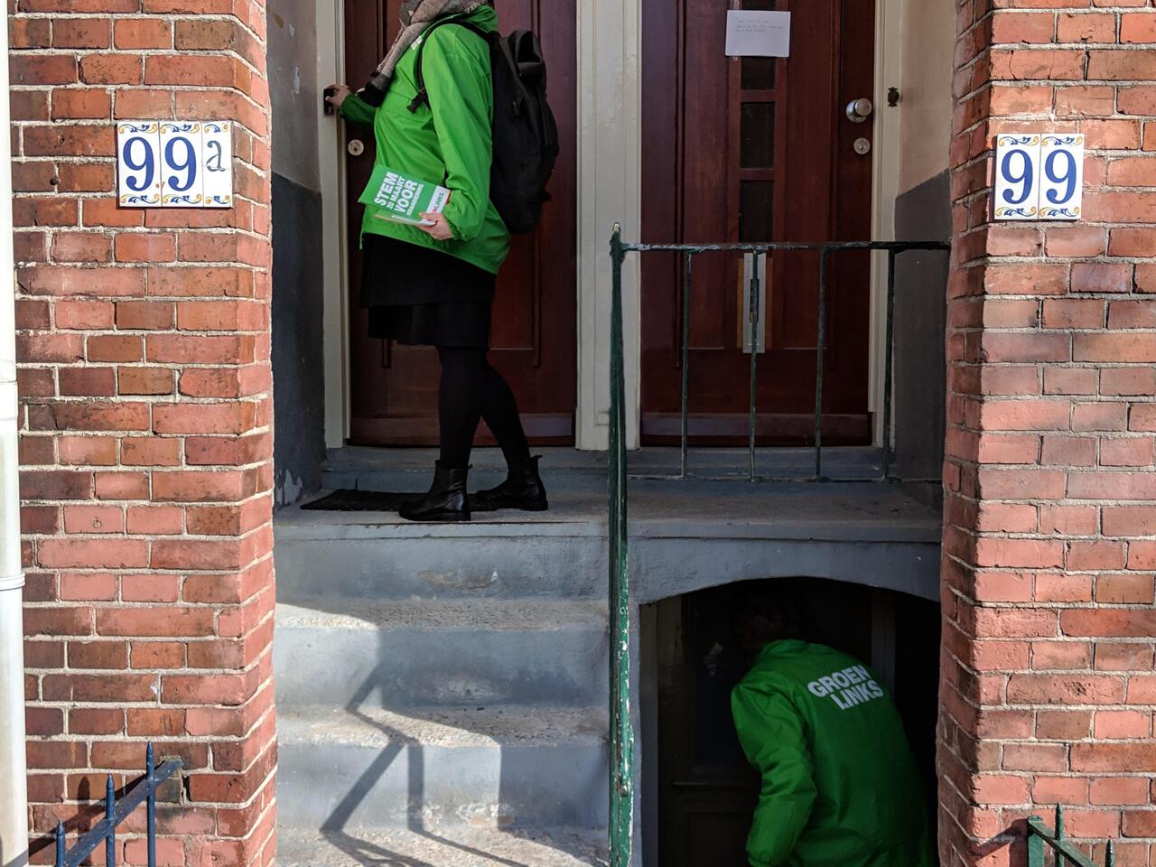 Vrijwilligers bellen tijdens de campagne aan bij mensen in de buurt om te vragen wat zij belangrijk vinden.