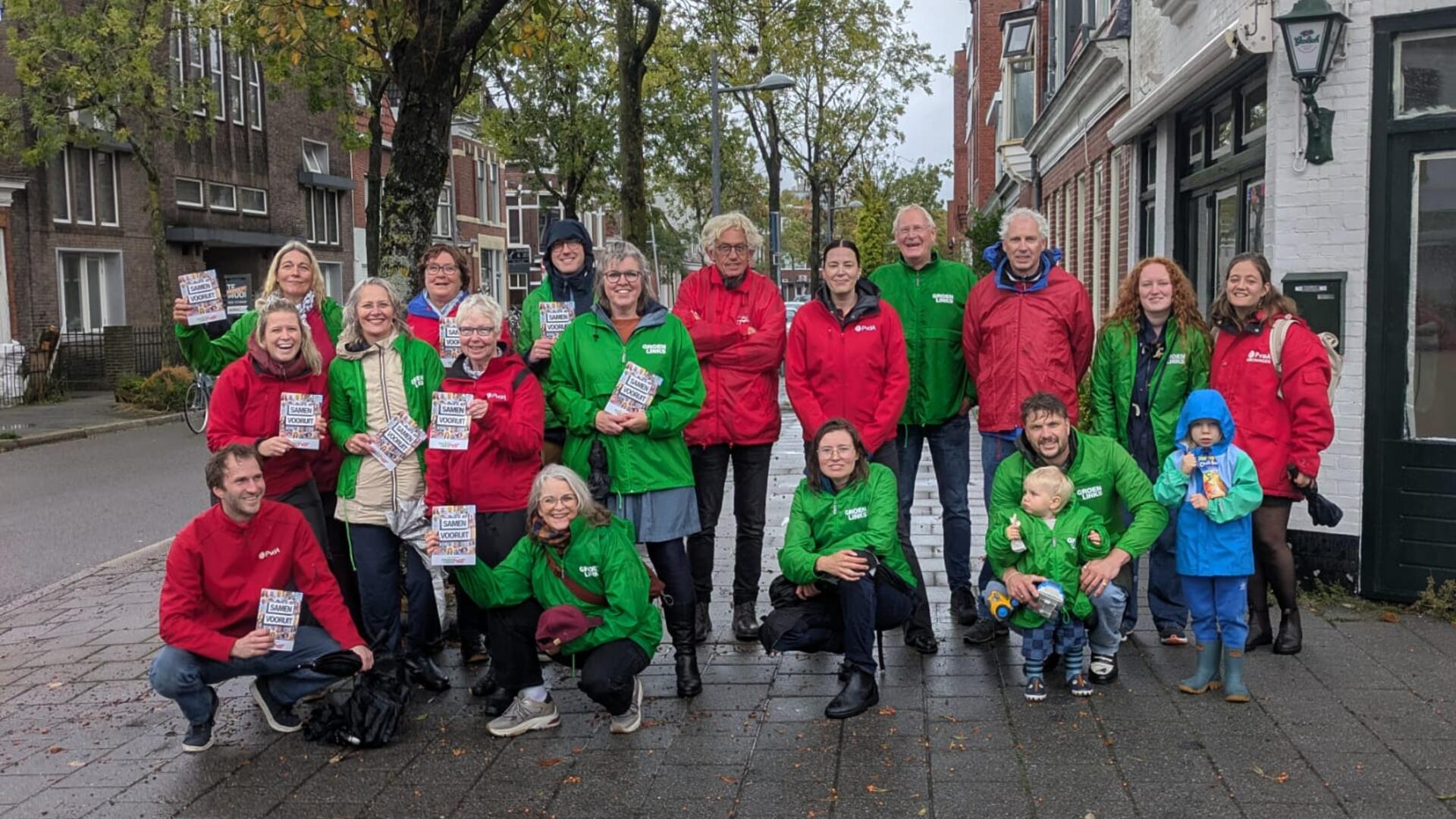 Ook in de regen met een groep huis aan huizen