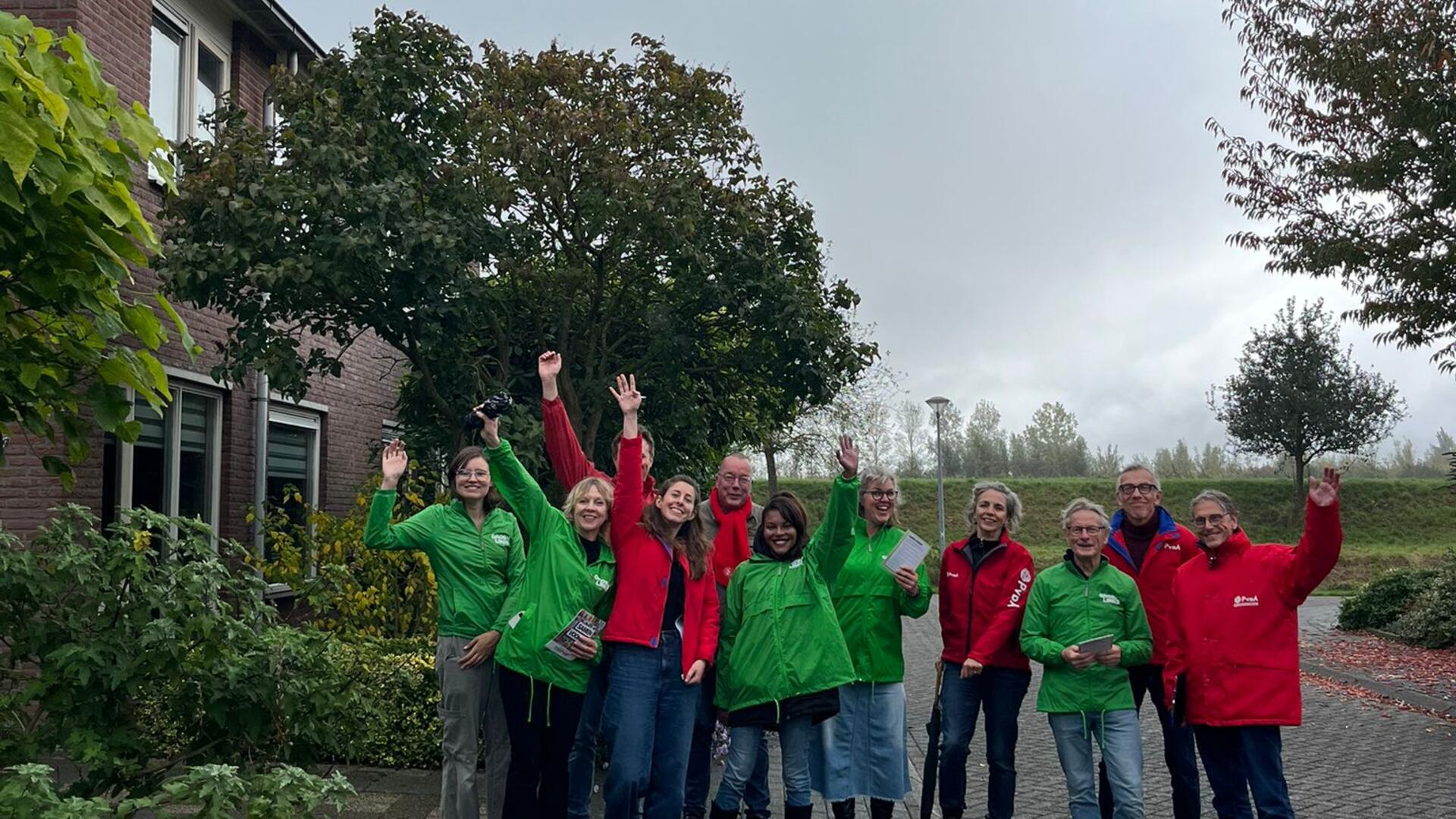 groepje mensen in rood en groen