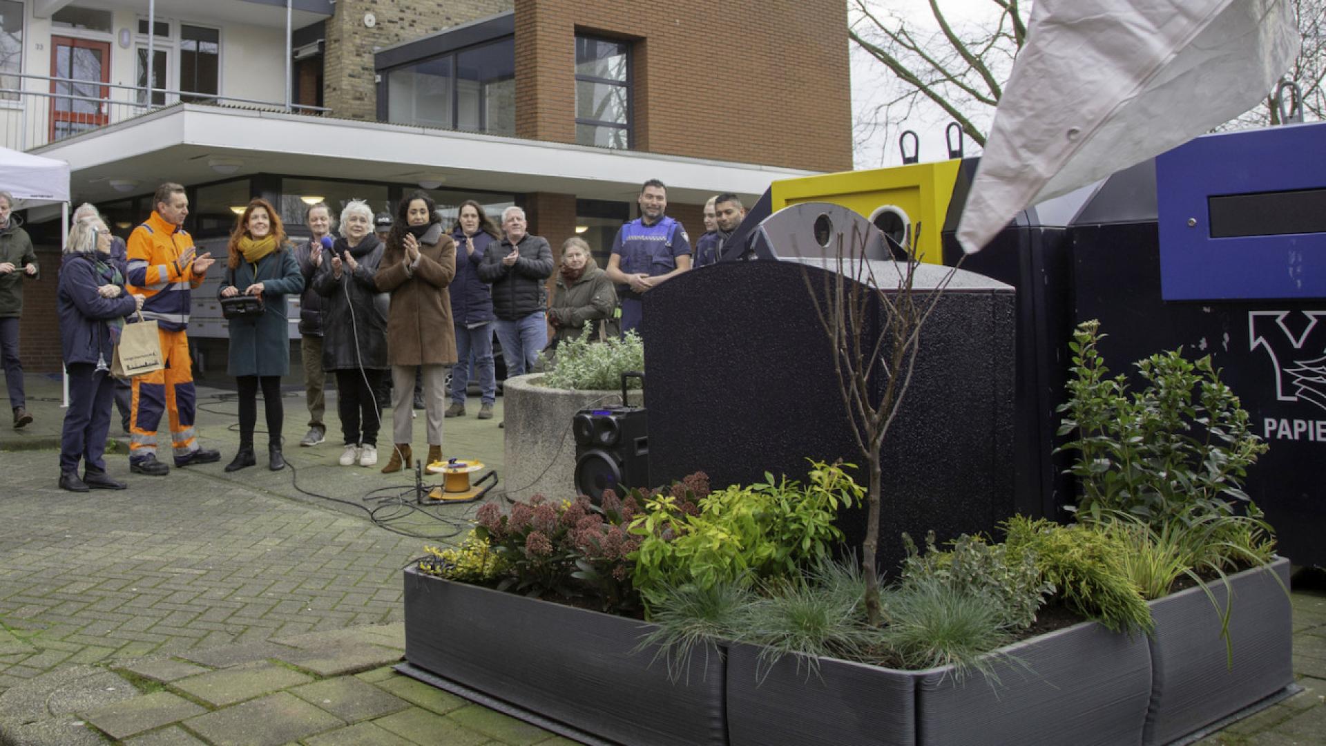 06-02-2020 wethouder Chakor onthult  een containertuintje in Vinkhuizen.jpg
