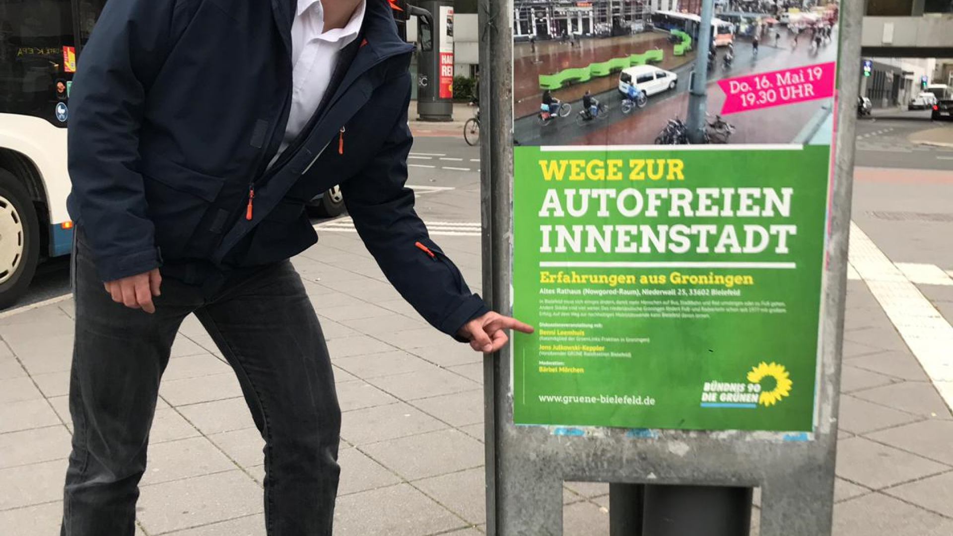 Benni op en naast een aanplakbiljet