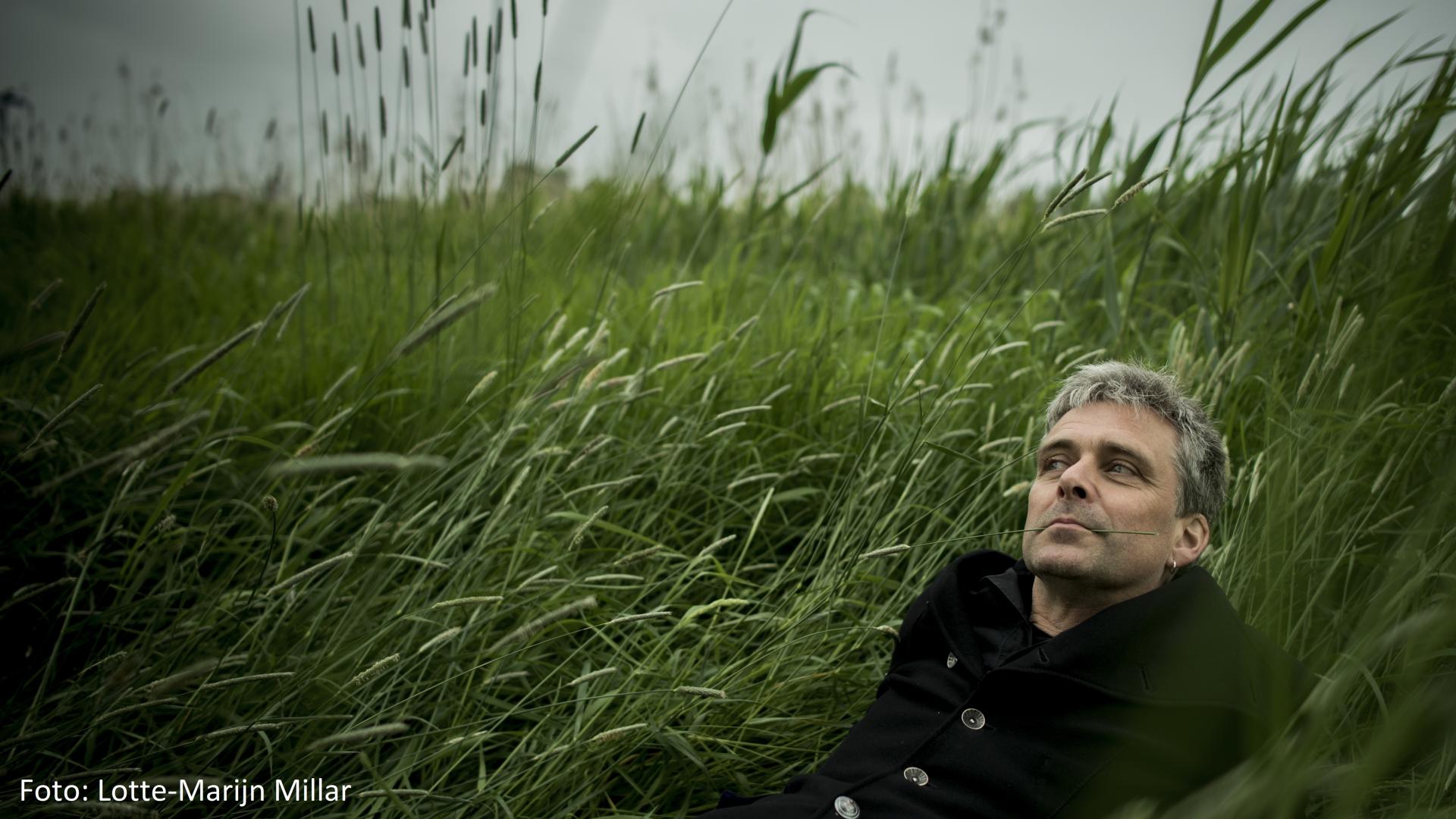 5. Martijn in het gras.jpg