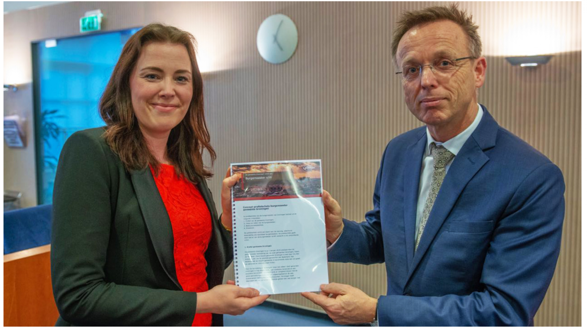 Mirjam Wijnja en CdK René Paas presenteren de profielschets van de toekomstige burgemeester.