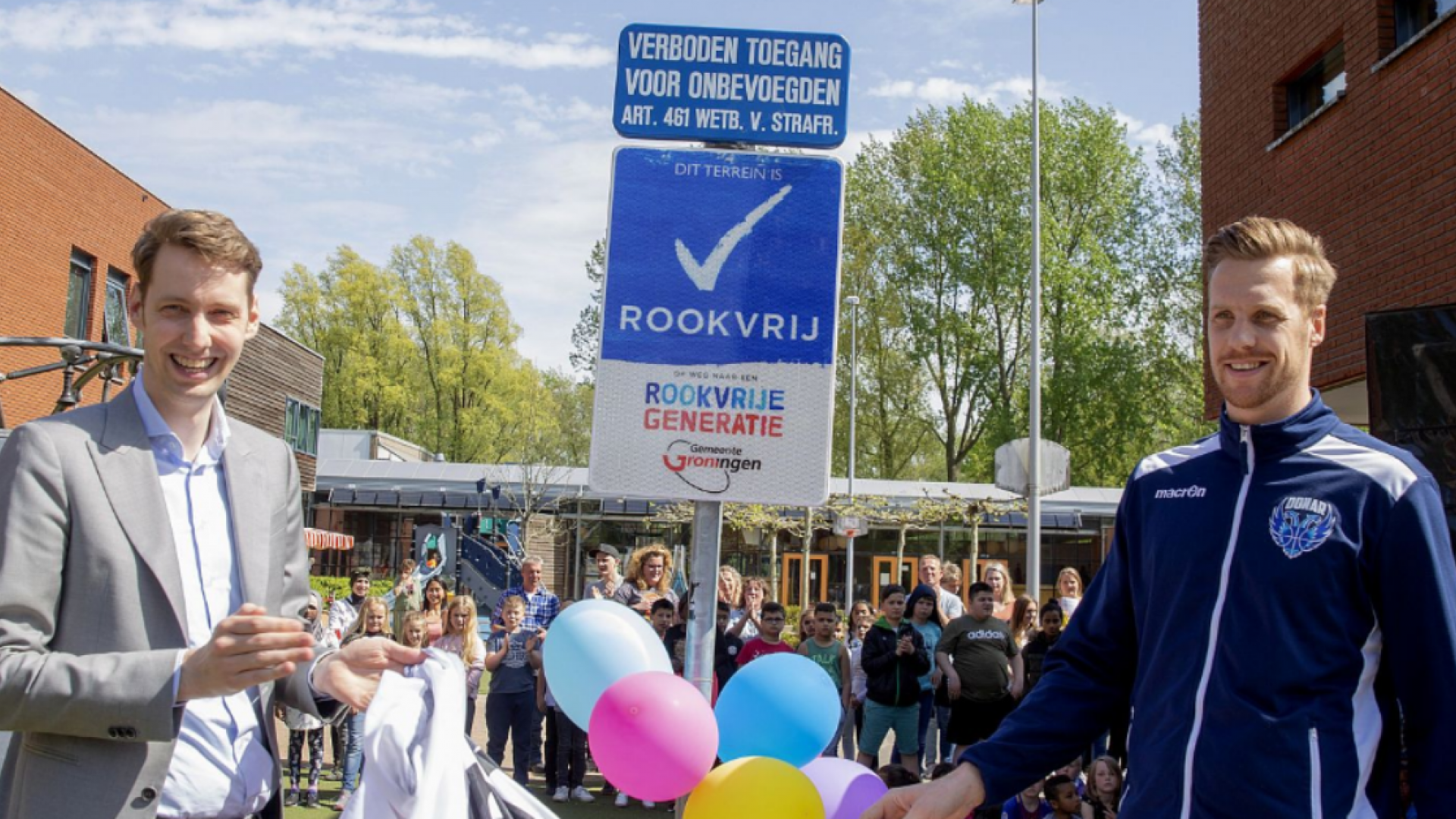 Mattias onthult bij de Vensterschool SPT het bord rookvrije generatie