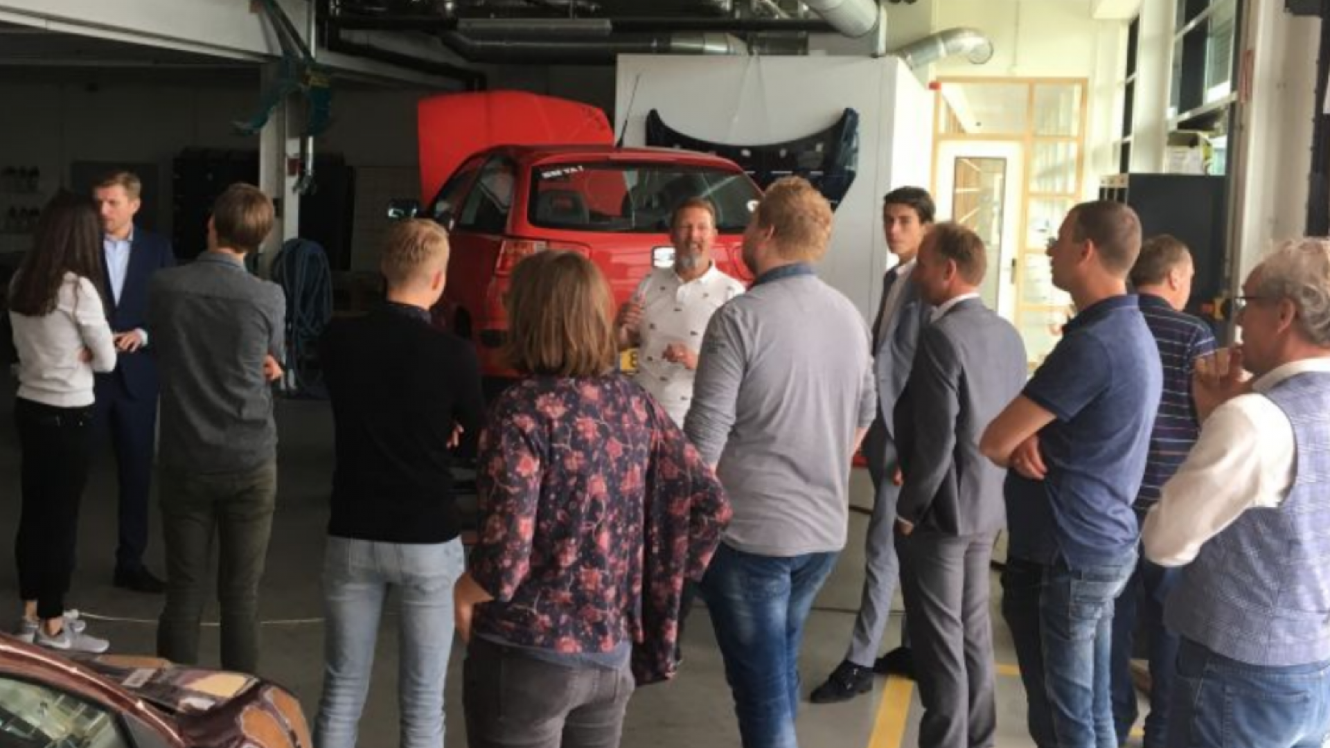 De commissie Onderwijs en Welzijn op bezoek bij de opleidingen Automotive & Logistiek, met oa Femke Folkerts